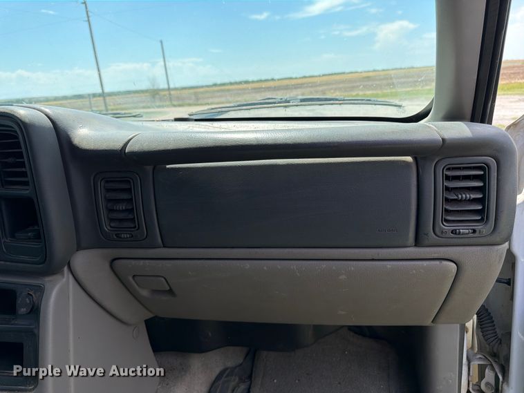 image for item EW4783 2004 Chevrolet Suburban SUV