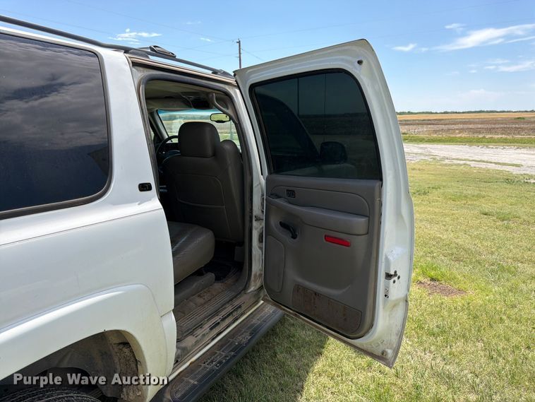 image for item EW4783 2004 Chevrolet Suburban SUV