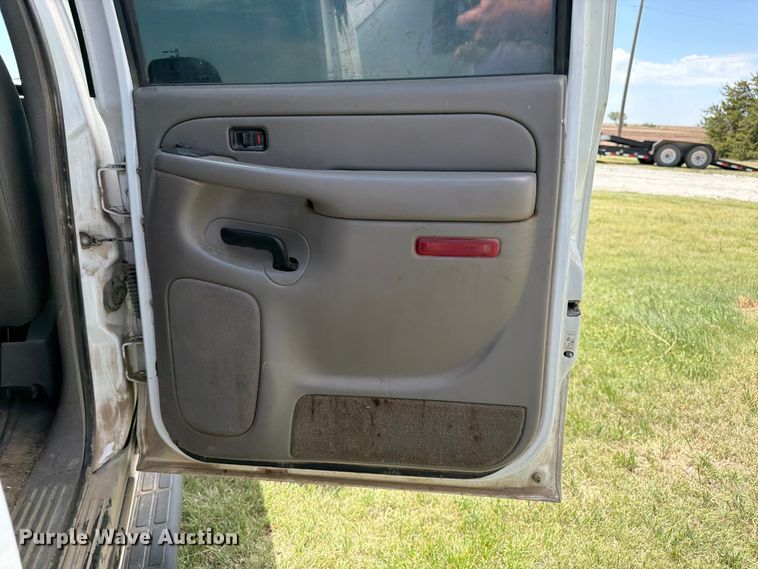 image for item EW4783 2004 Chevrolet Suburban SUV
