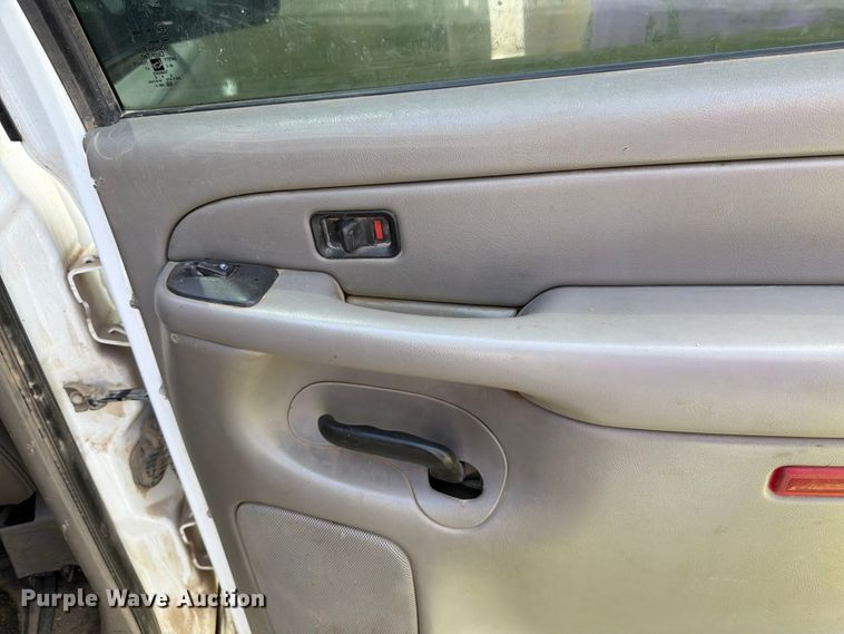 image for item EW4783 2004 Chevrolet Suburban SUV