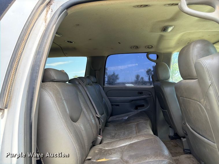 image for item EW4783 2004 Chevrolet Suburban SUV