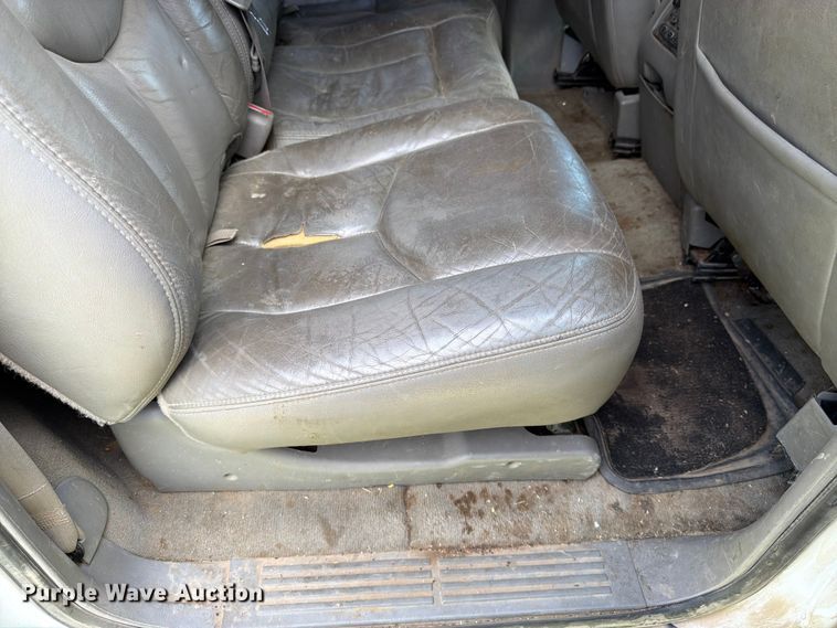 image for item EW4783 2004 Chevrolet Suburban SUV