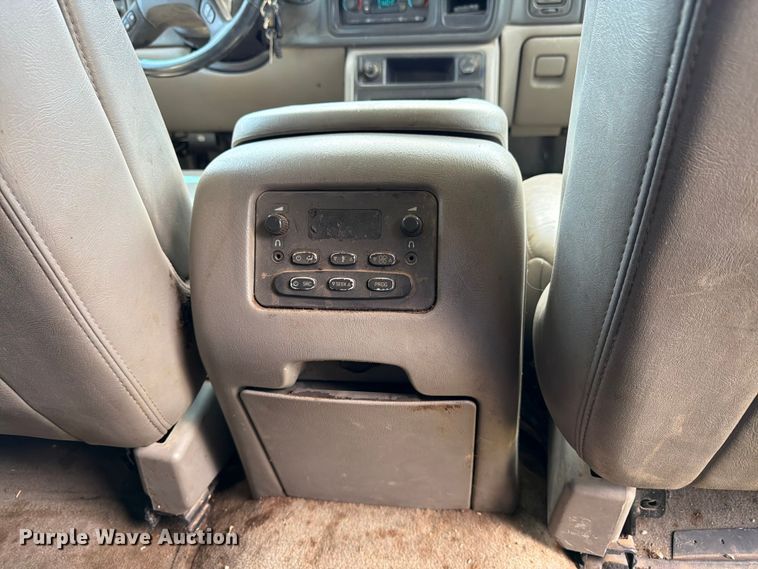 image for item EW4783 2004 Chevrolet Suburban SUV