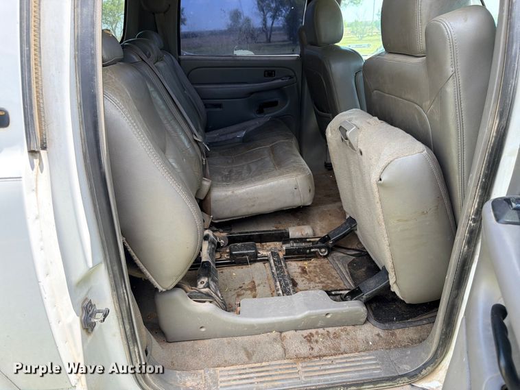 image for item EW4783 2004 Chevrolet Suburban SUV