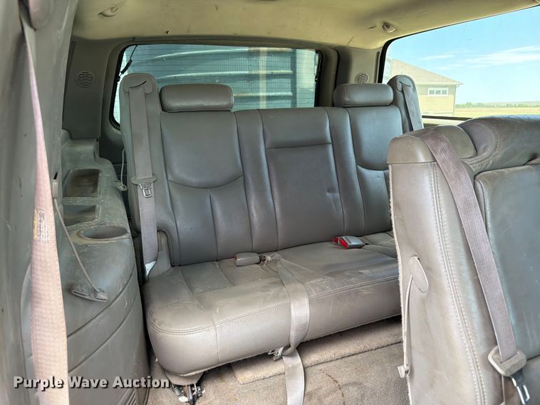 image for item EW4783 2004 Chevrolet Suburban SUV