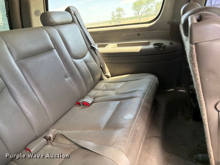 image for item EW4783 2004 Chevrolet Suburban SUV