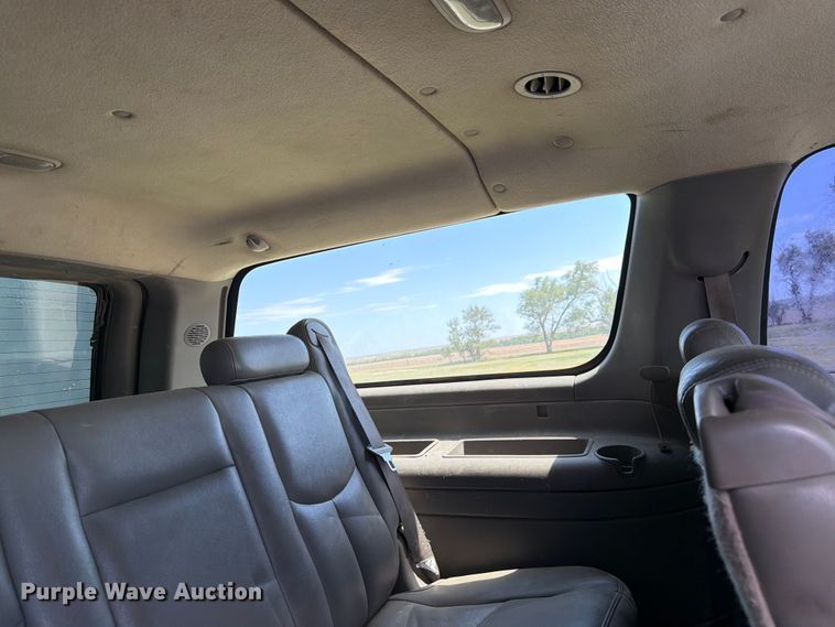 image for item EW4783 2004 Chevrolet Suburban SUV