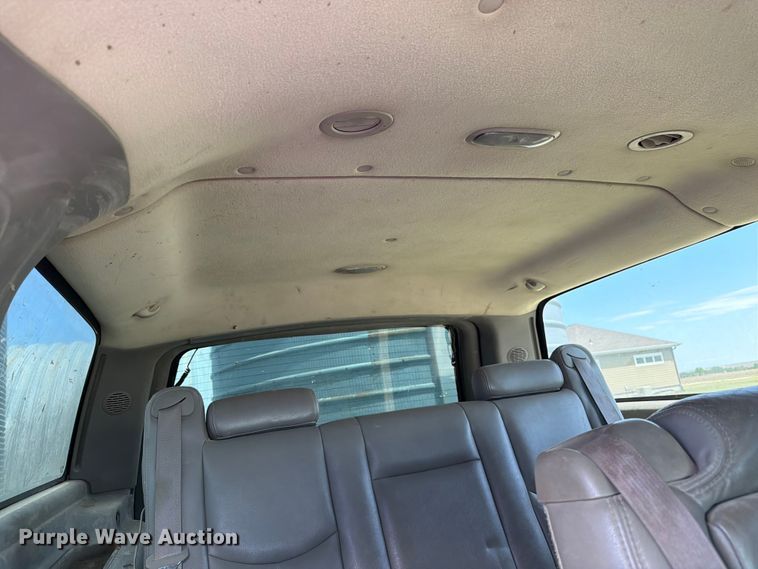 image for item EW4783 2004 Chevrolet Suburban SUV