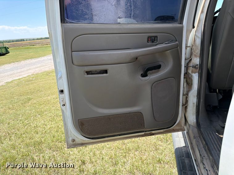 image for item EW4783 2004 Chevrolet Suburban SUV