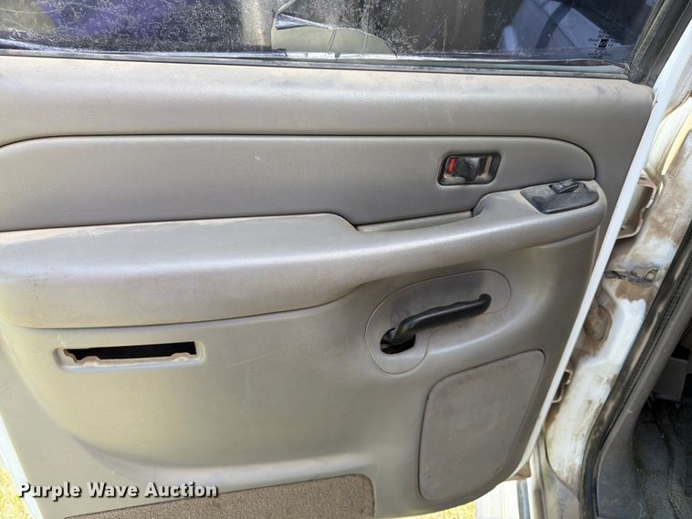 image for item EW4783 2004 Chevrolet Suburban SUV