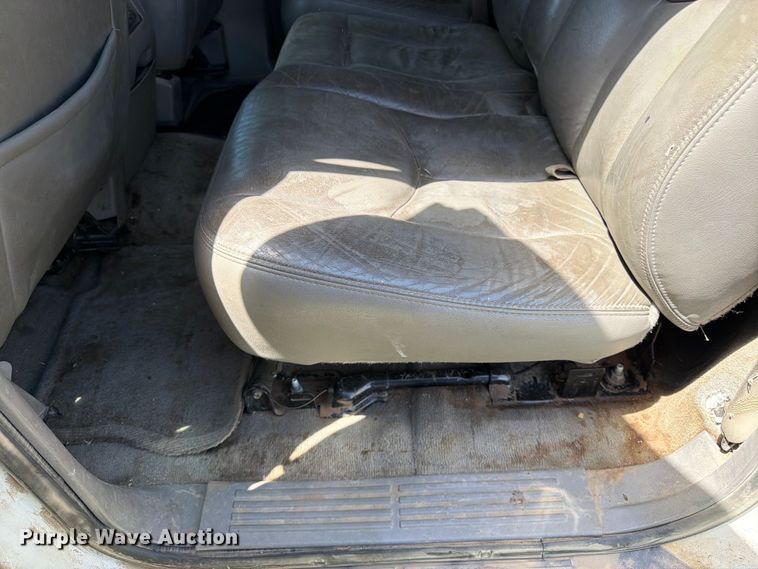 image for item EW4783 2004 Chevrolet Suburban SUV