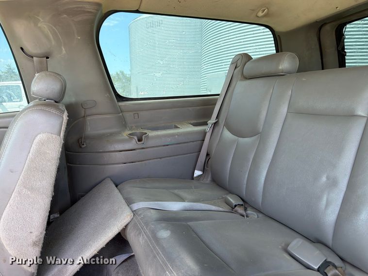 image for item EW4783 2004 Chevrolet Suburban SUV