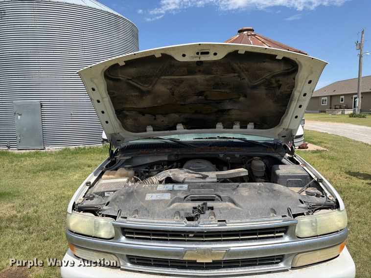 image for item EW4783 2004 Chevrolet Suburban SUV