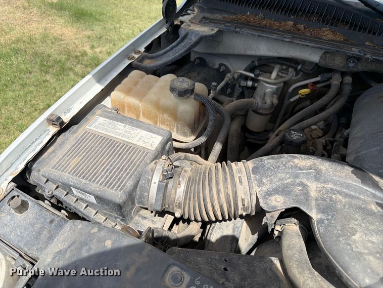 image for item EW4783 2004 Chevrolet Suburban SUV