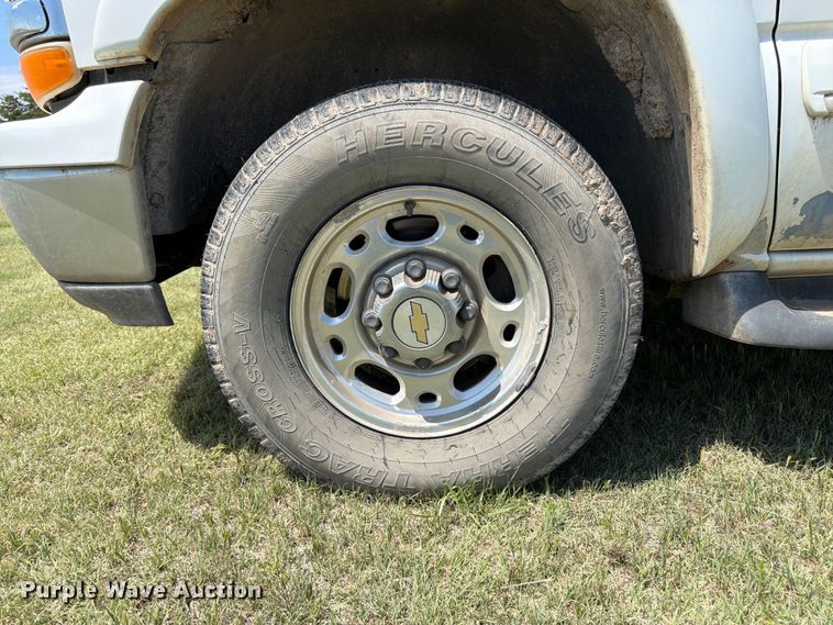 image for item EW4783 2004 Chevrolet Suburban SUV