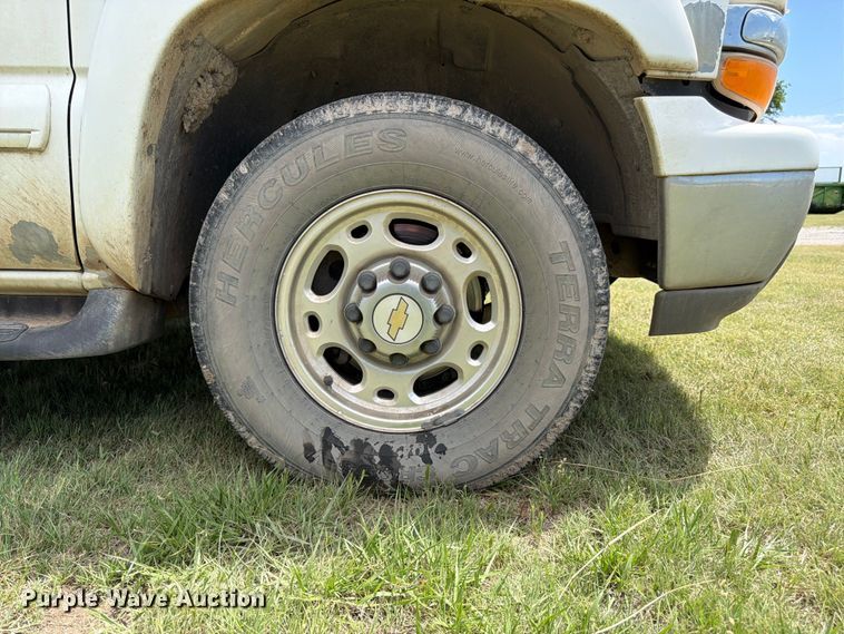 image for item EW4783 2004 Chevrolet Suburban SUV