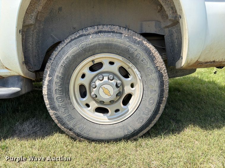 image for item EW4783 2004 Chevrolet Suburban SUV
