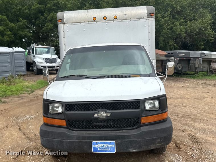 image for item EW4823 2004 Chevrolet Express 3500 box truck