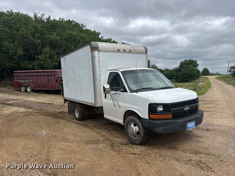 image for item EW4823 2004 Chevrolet Express 3500 box truck