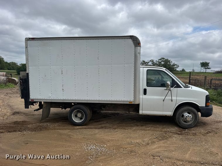image for item EW4823 2004 Chevrolet Express 3500 box truck