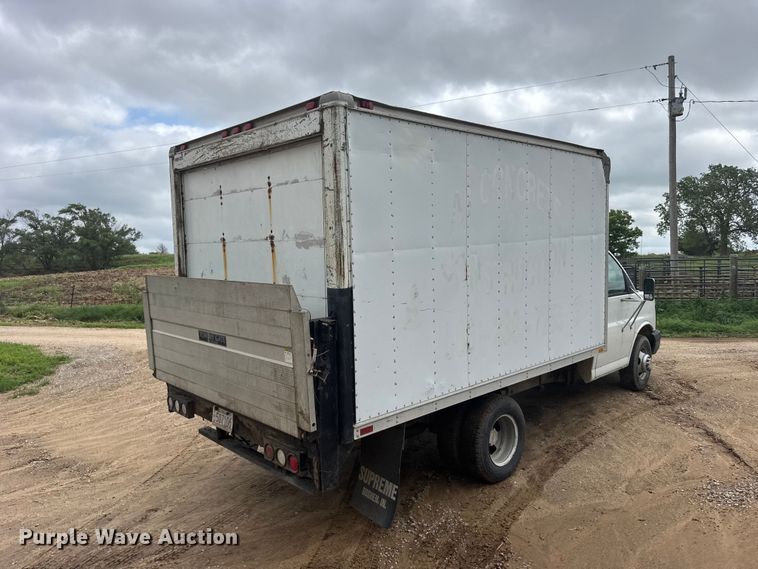 image for item EW4823 2004 Chevrolet Express 3500 box truck