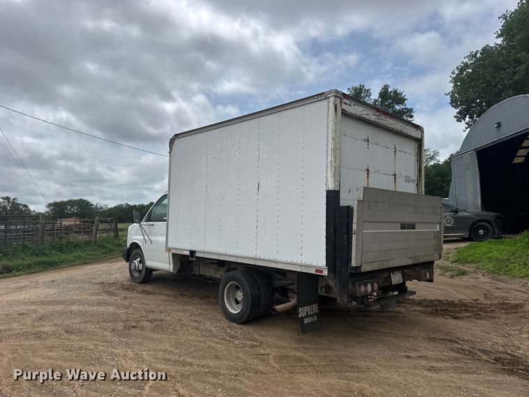 image for item EW4823 2004 Chevrolet Express 3500 box truck