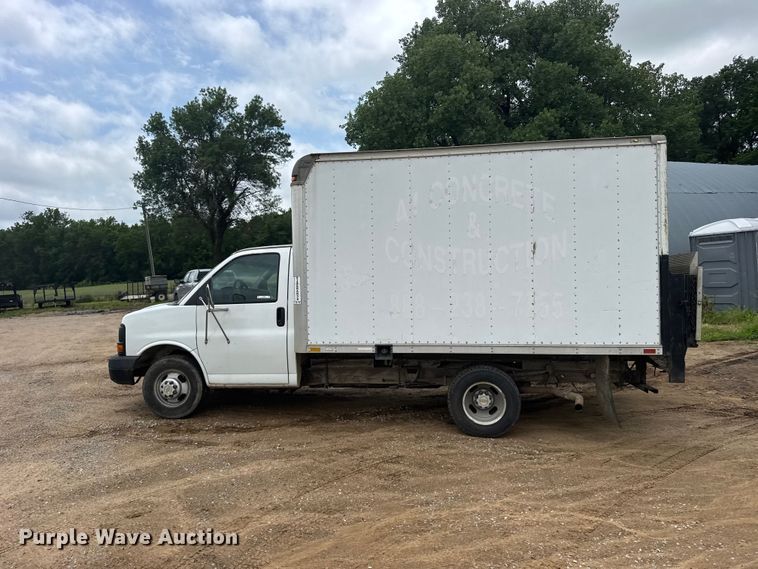 image for item EW4823 2004 Chevrolet Express 3500 box truck