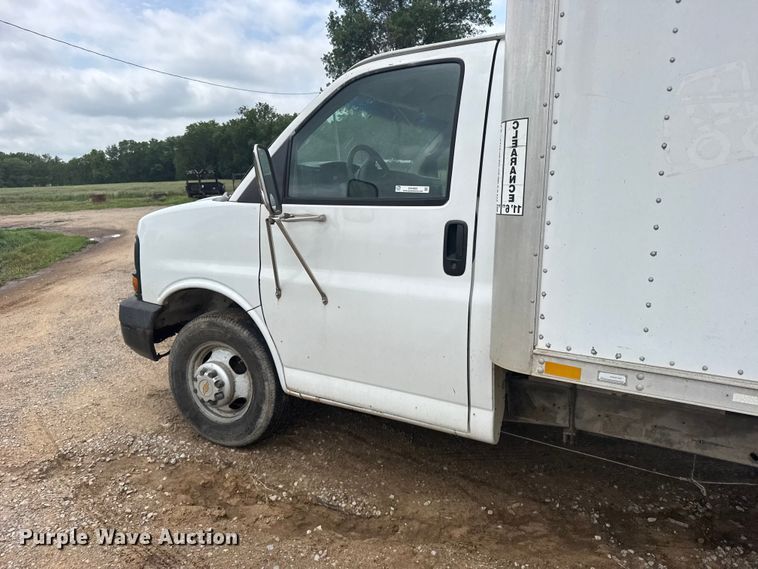 image for item EW4823 2004 Chevrolet Express 3500 box truck