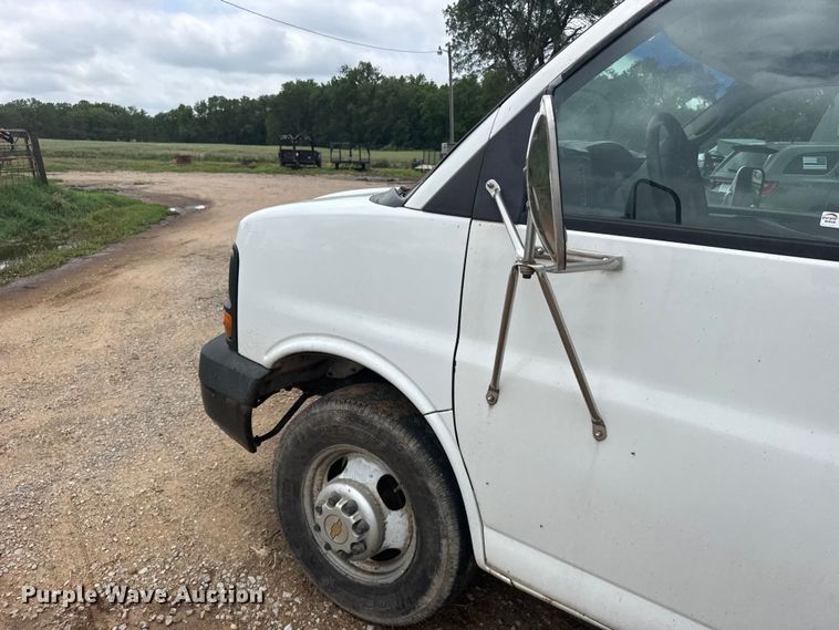 image for item EW4823 2004 Chevrolet Express 3500 box truck