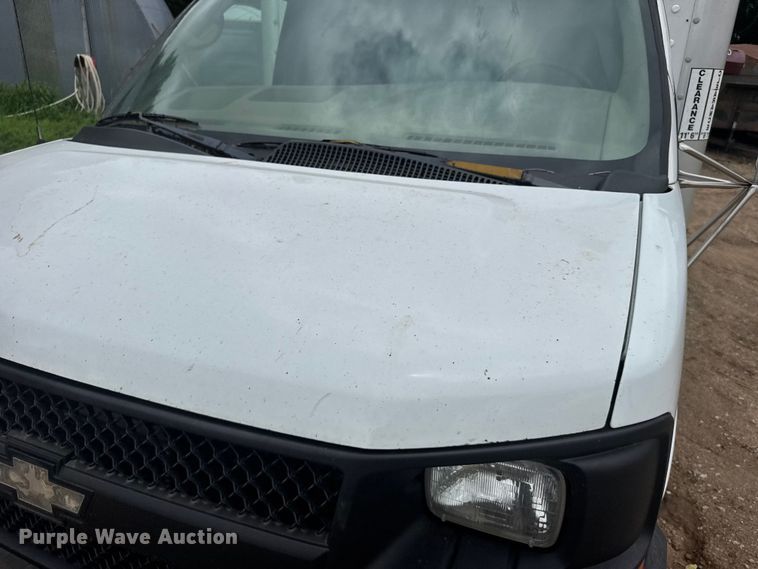 image for item EW4823 2004 Chevrolet Express 3500 box truck