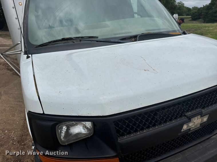 image for item EW4823 2004 Chevrolet Express 3500 box truck