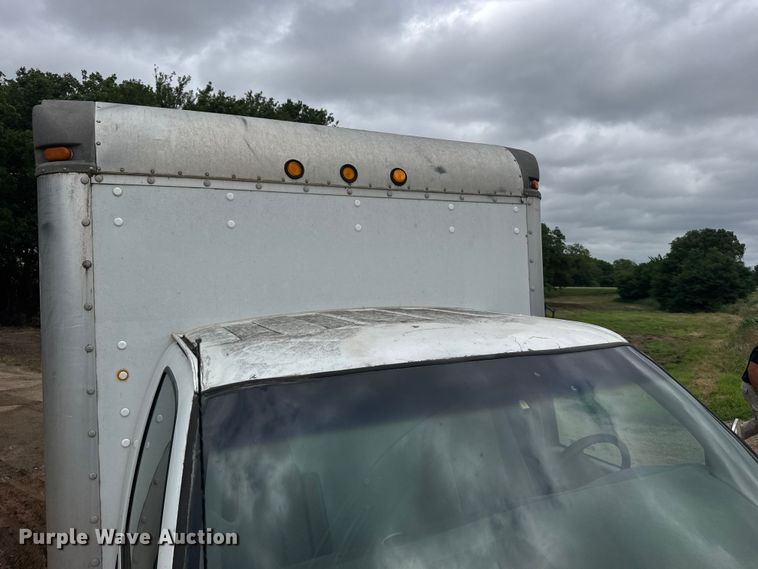 image for item EW4823 2004 Chevrolet Express 3500 box truck