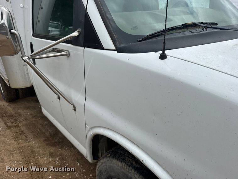 image for item EW4823 2004 Chevrolet Express 3500 box truck