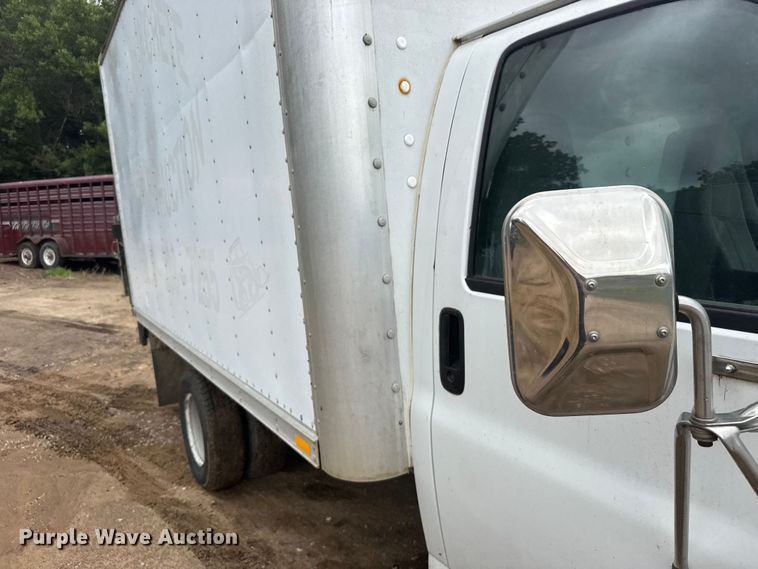image for item EW4823 2004 Chevrolet Express 3500 box truck