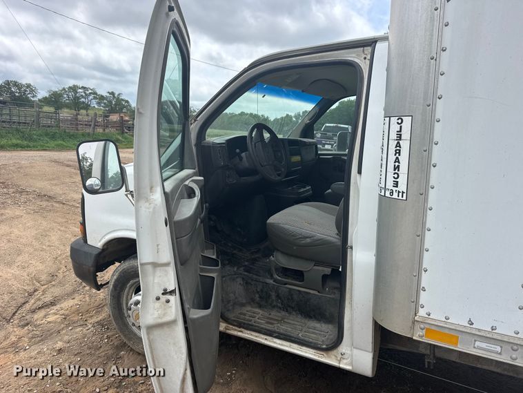 image for item EW4823 2004 Chevrolet Express 3500 box truck