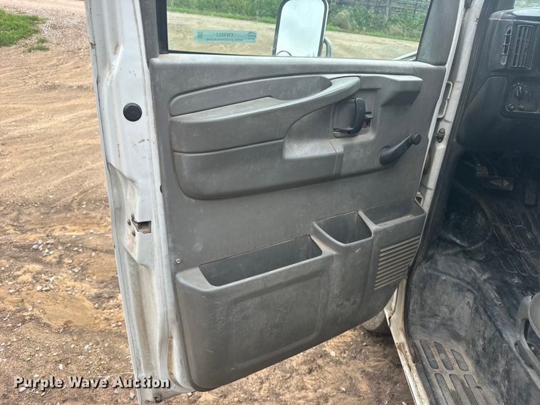 image for item EW4823 2004 Chevrolet Express 3500 box truck
