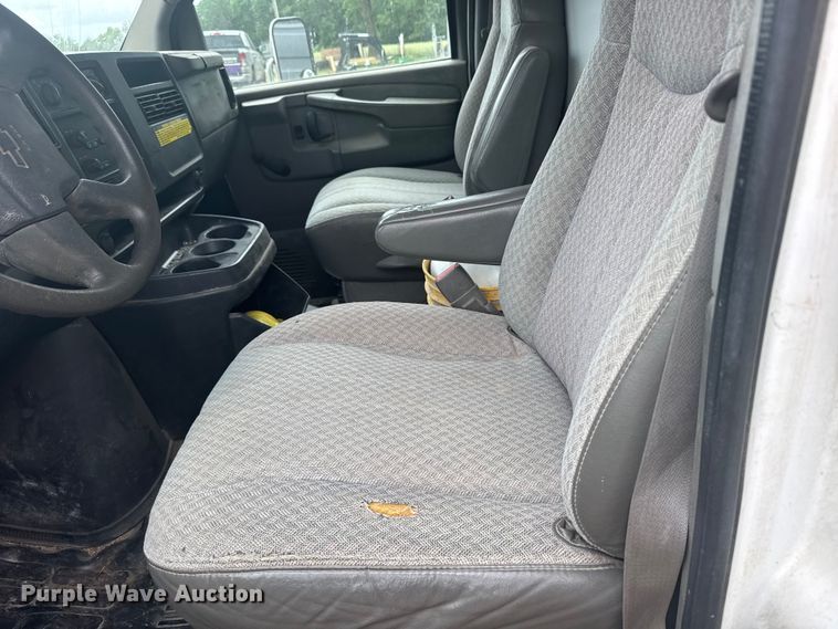 image for item EW4823 2004 Chevrolet Express 3500 box truck