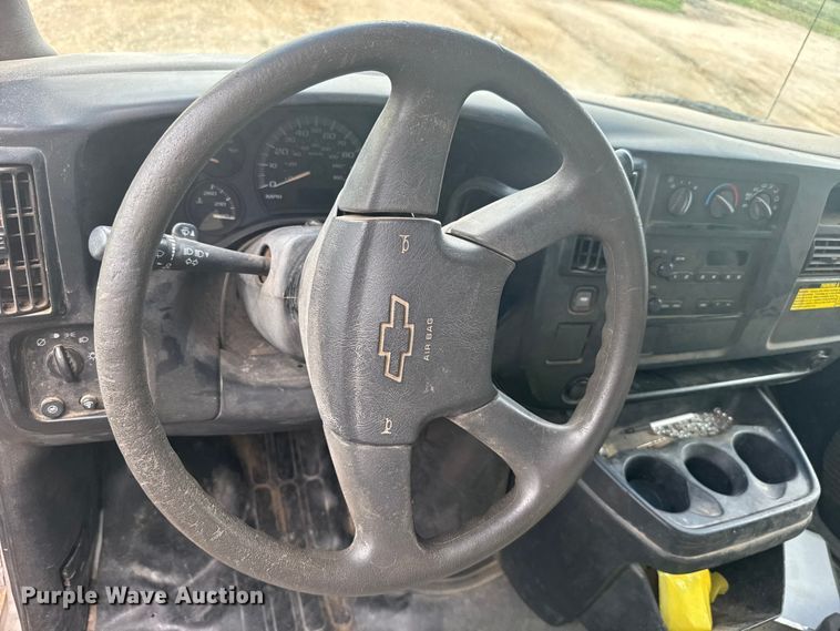 image for item EW4823 2004 Chevrolet Express 3500 box truck