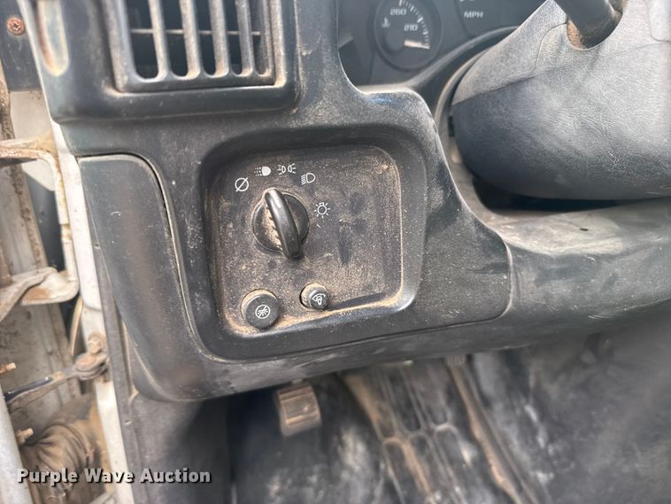 image for item EW4823 2004 Chevrolet Express 3500 box truck