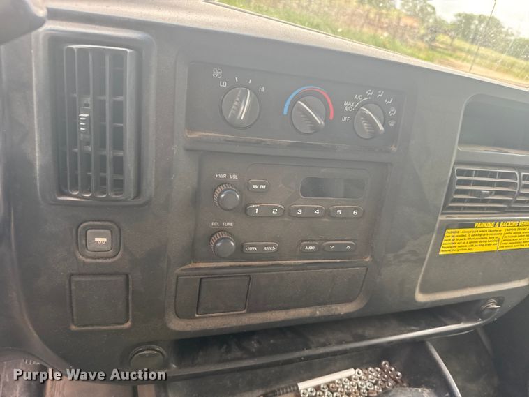image for item EW4823 2004 Chevrolet Express 3500 box truck