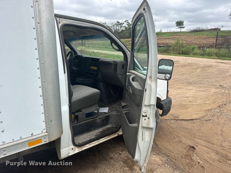 image for item EW4823 2004 Chevrolet Express 3500 box truck