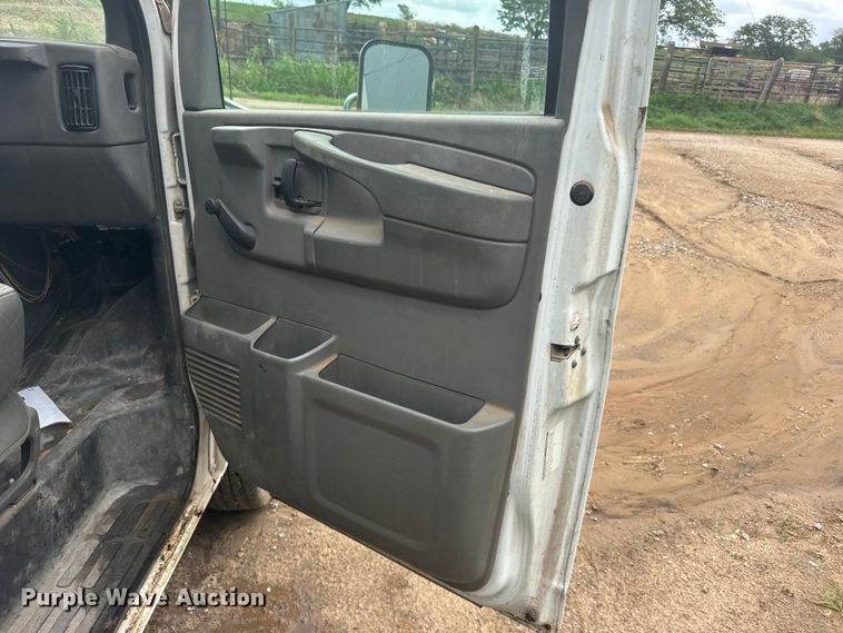 image for item EW4823 2004 Chevrolet Express 3500 box truck