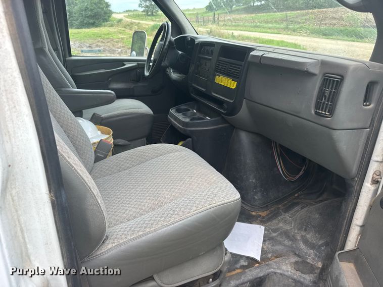 image for item EW4823 2004 Chevrolet Express 3500 box truck