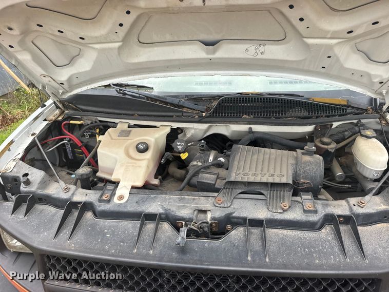 image for item EW4823 2004 Chevrolet Express 3500 box truck