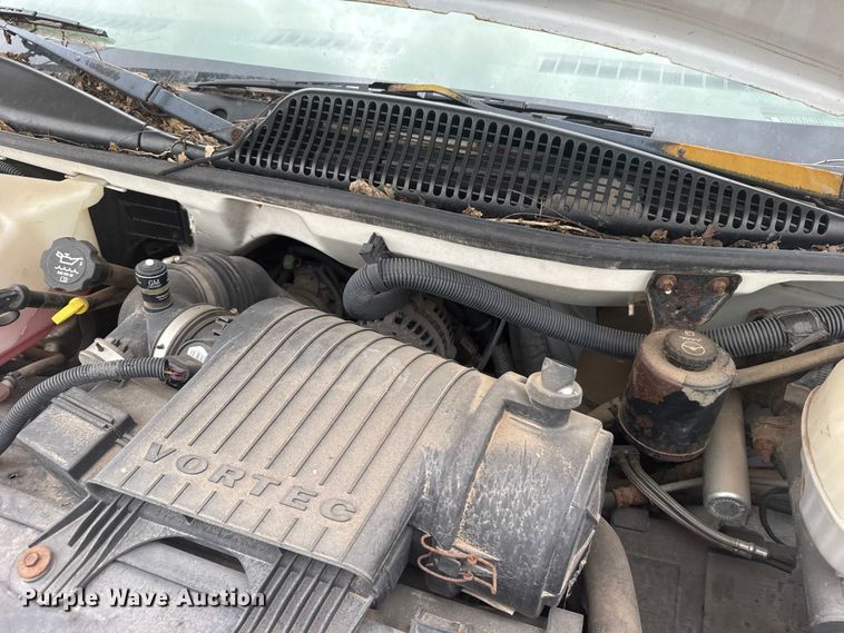 image for item EW4823 2004 Chevrolet Express 3500 box truck