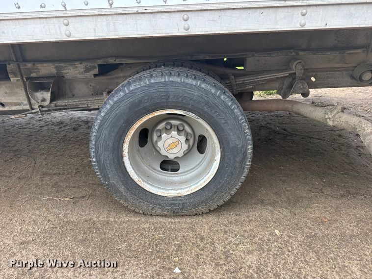 image for item EW4823 2004 Chevrolet Express 3500 box truck