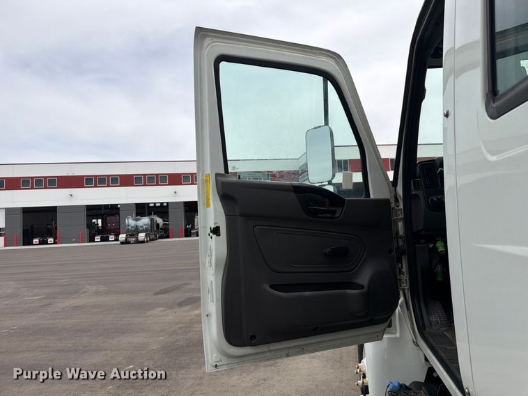 image for item EX0494 2022 International MV607 Crew Cab box truck