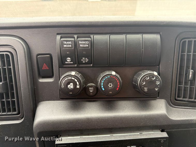 image for item EX0494 2022 International MV607 Crew Cab box truck