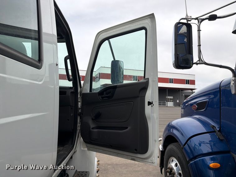 image for item EX0494 2022 International MV607 Crew Cab box truck