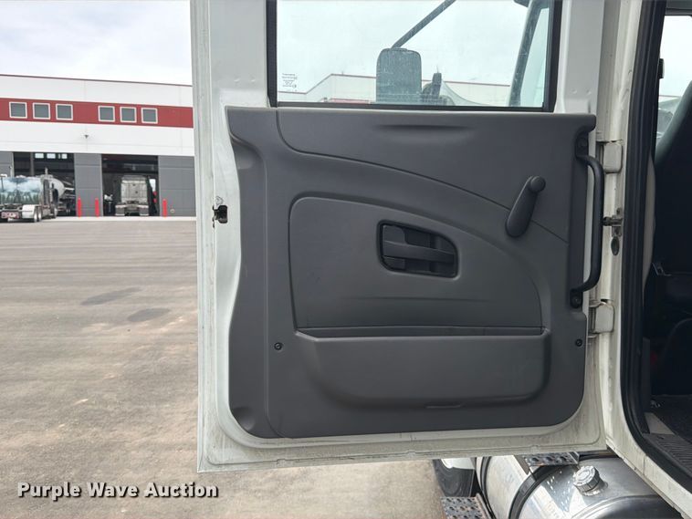 image for item EX0494 2022 International MV607 Crew Cab box truck
